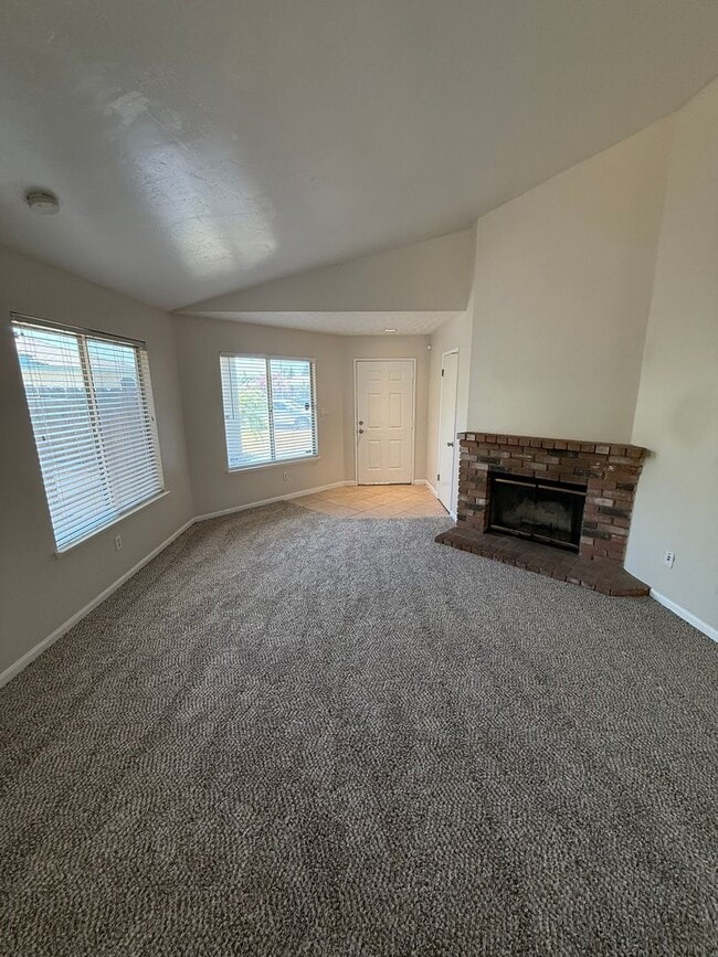 Building Photo - Spacious 2-Bedroom, 1-Bathroom Home in Sou...