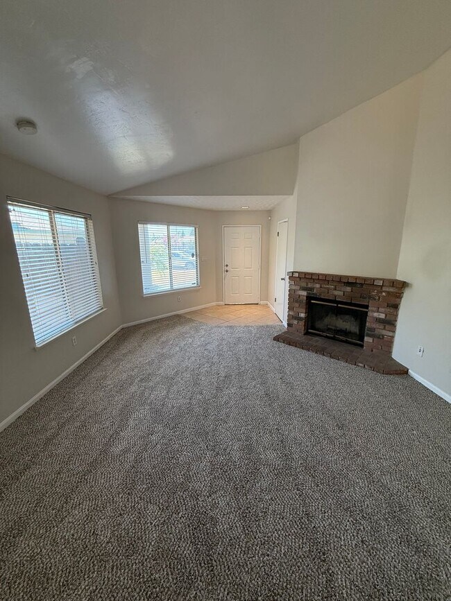 Foto del edificio - Spacious 2-Bedroom, 1-Bathroom Home in Sou...