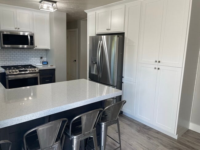 Building Photo - 1011 W 600 S