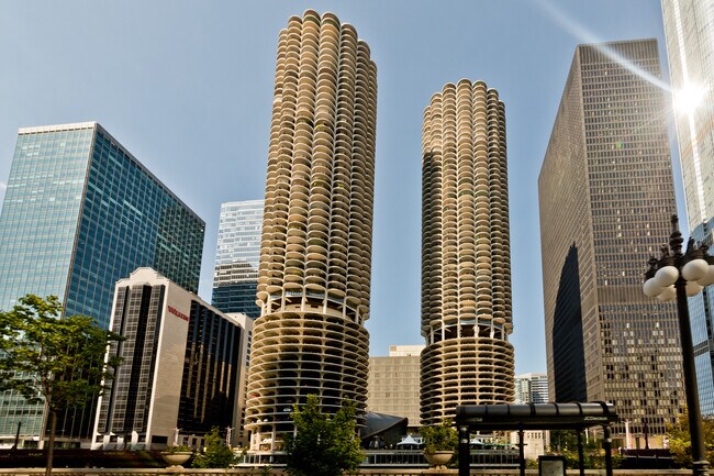 Foto del edificio - 300 N State St