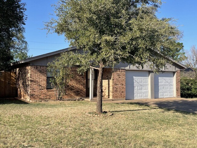 Foto del edificio - Spacious Snyder Home: 3 Beds, 2 Baths, 2-Car Garage & Cozy Carpeted Bedrooms!