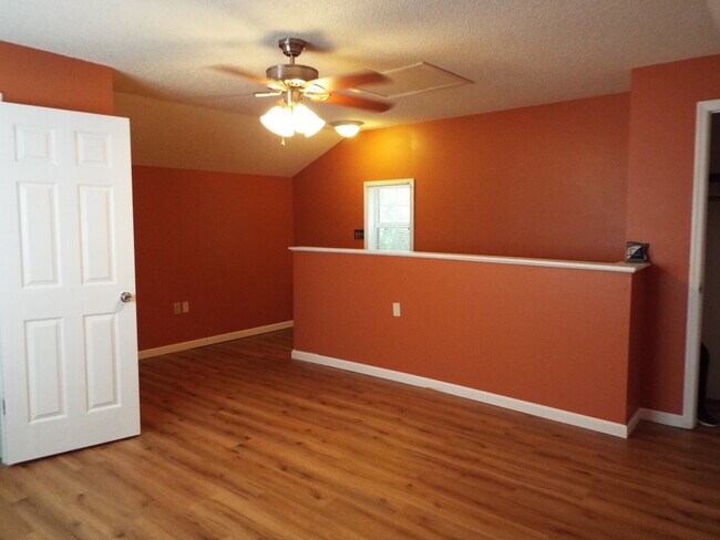 Bedroom upstairs approx 350 sq ft - 49 Tallulah Ave