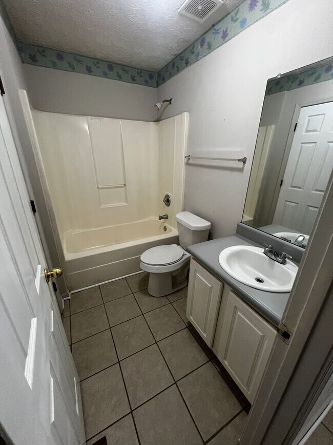 Foto del edificio - 2 Bedroom/2 Bath Duplex Perfect for Roommates