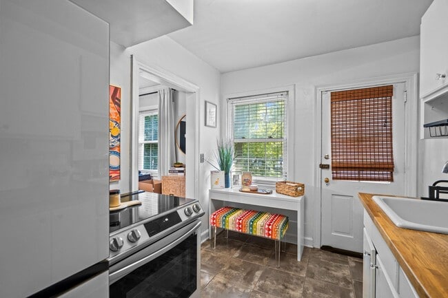 Foto del edificio - Downtown Townhouse Available 1 Nov 25!