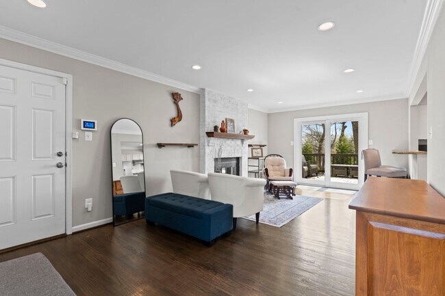 Foto del edificio - 5 bd/3.5 bath sprawling home on quiet West Falls Church cul-de-sac.