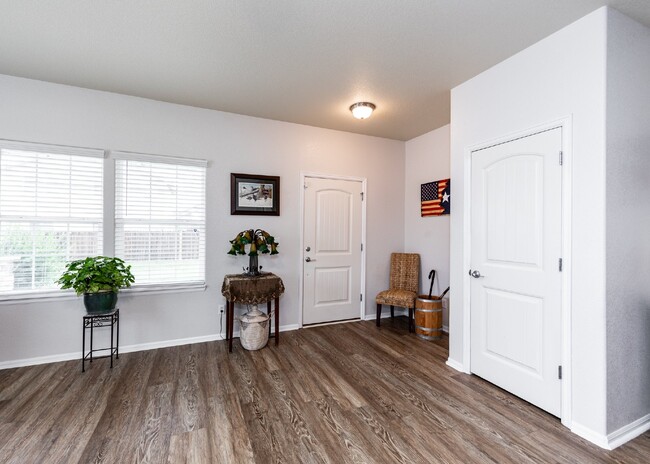 Building Photo - Spacious townhome with low maintenance.