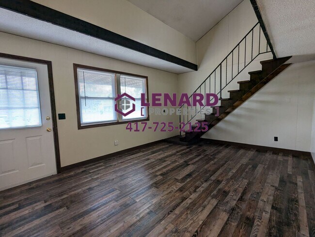 Foto del edificio - 245 W College St