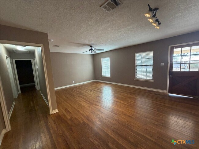 Foto del edificio - 127 Hillcrest Dr