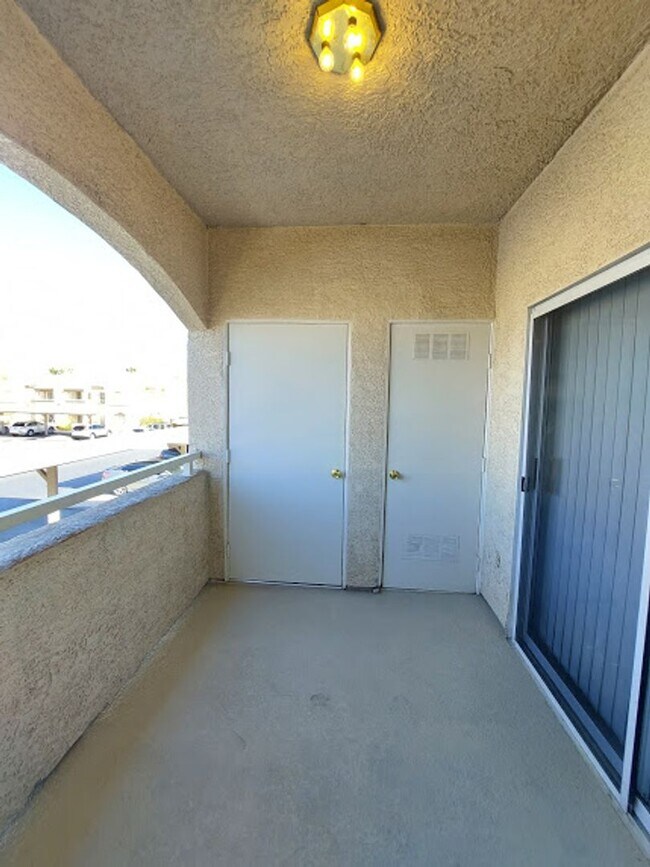 Building Photo - Three bedroom unit on the 2nd floor of gated SE community with pool/spa