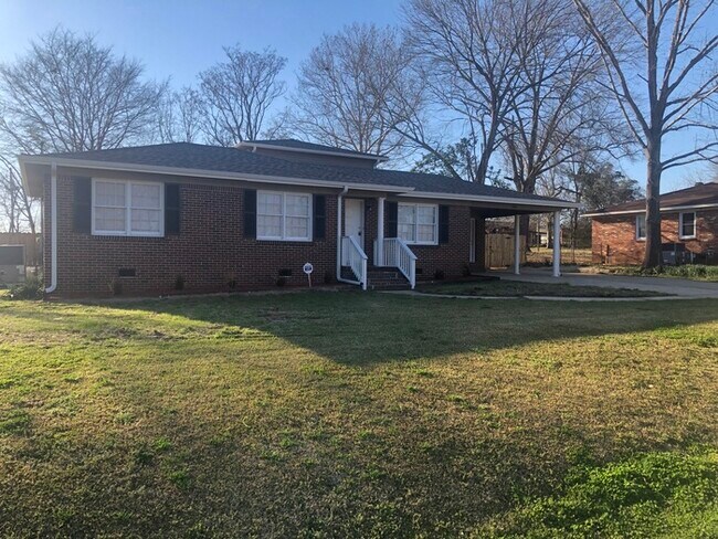 Building Photo - 2400 Parkwood- AVAILABLE NOW!
