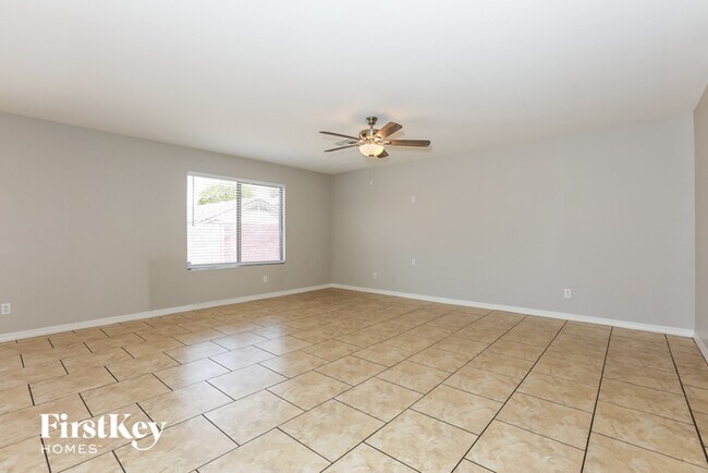 Foto del edificio - 3160 W Carlos Ln