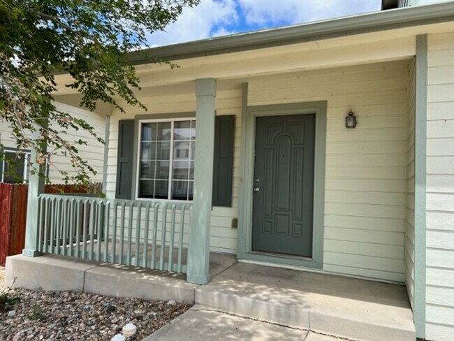 Foto del edificio - Two Story 3 Bedroom 1.5 Bath Home
