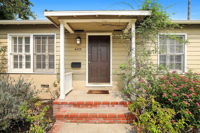 Building Photo - 4201 W Toluca Lake Ln