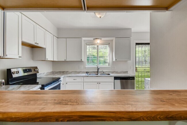 Building Photo - Newly renovated, Light-filled Louisville 3...