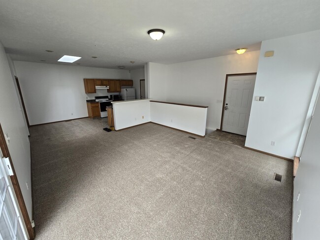 Building Photo - 748 W Belmont Ave
