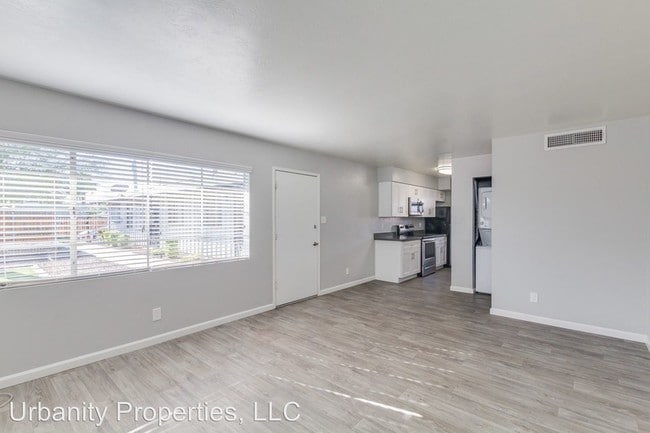 Building Photo - 825 E Marlette Ave