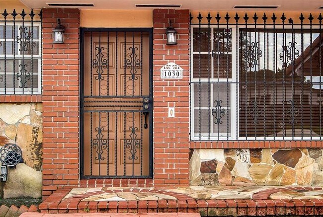 Foto del edificio - 1030 W 53rd Terrace
