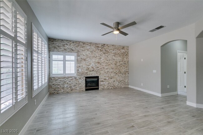 Foto del edificio - 2452 Silver Blossom Ln