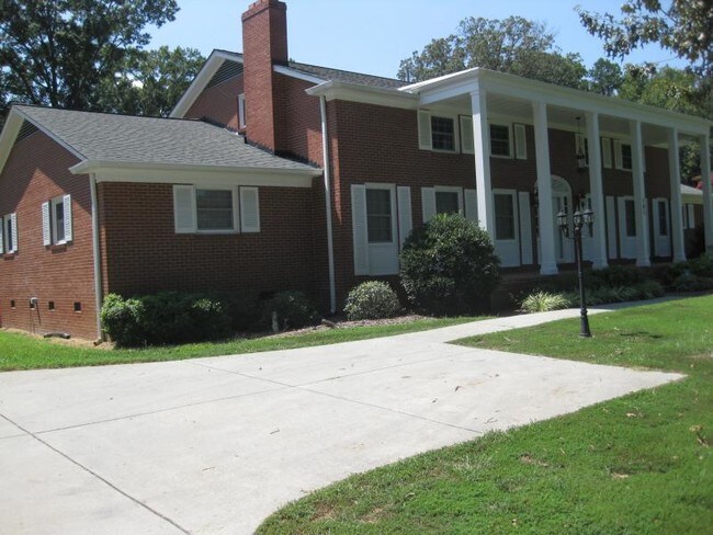 Foto del edificio - 505 Wesley Heights Dr