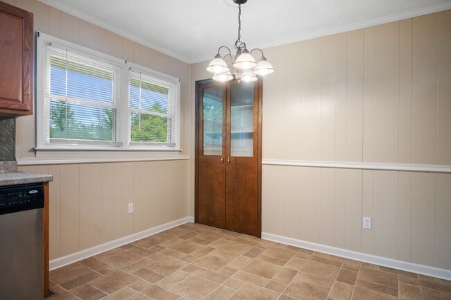 Foto del edificio - 3 to 4 Bed/1 1/2 Bath. Pet friendly.
