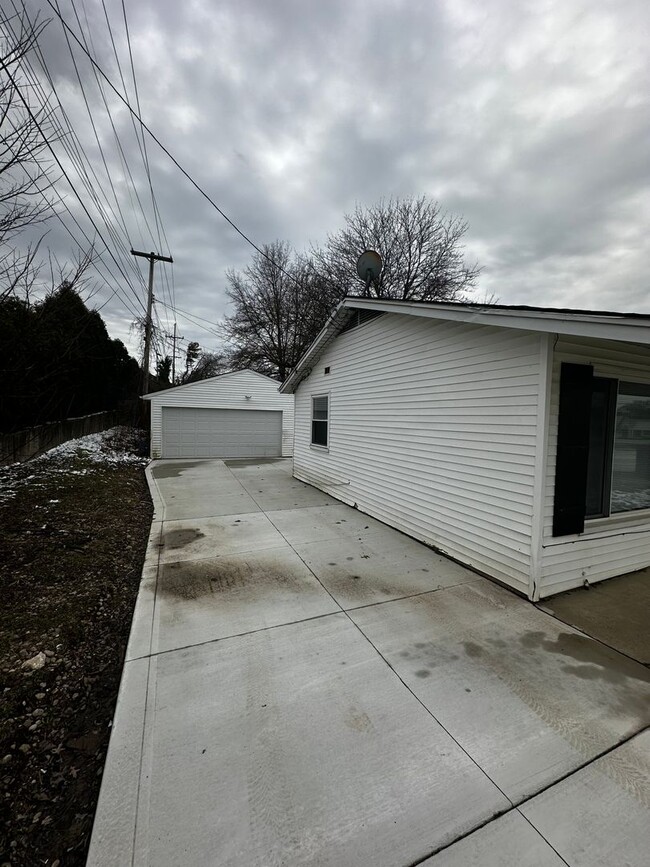 Building Photo - Beautiful home 4 beds, 3 bathrooms. 2 car ...