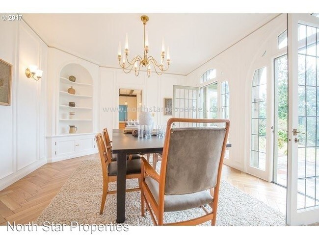 Building Photo - 4465 SW Greenleaf Dr