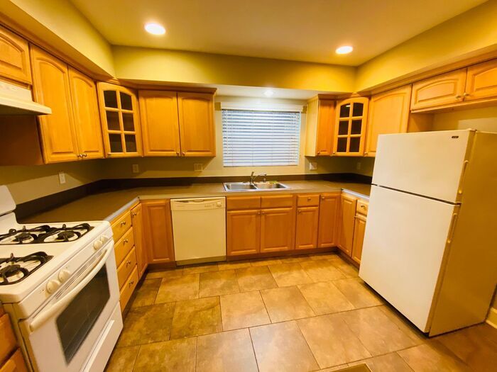 Foto principal - 6033 Eleanor Ave