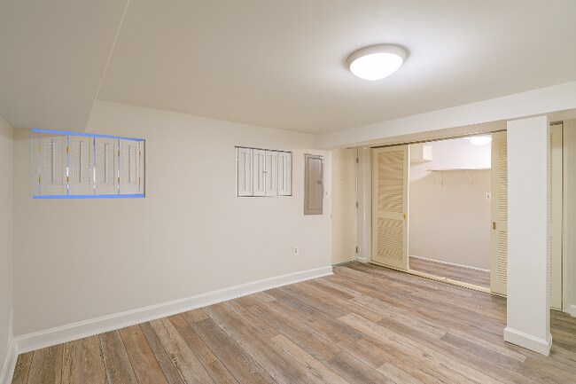 Building Photo - 611 Otis Pl NW