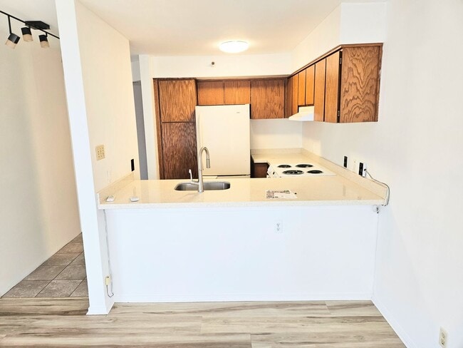 Building Photo - Ala Moana Hale Kaheka 1 Bedroom 1 Bathroom...