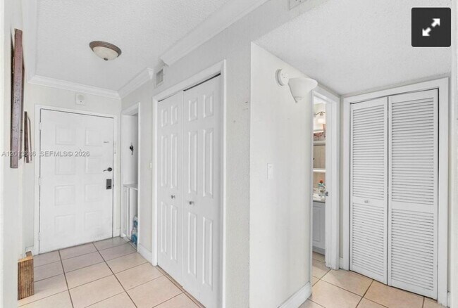 Foto del edificio - 6950 Miami Gardens Dr
