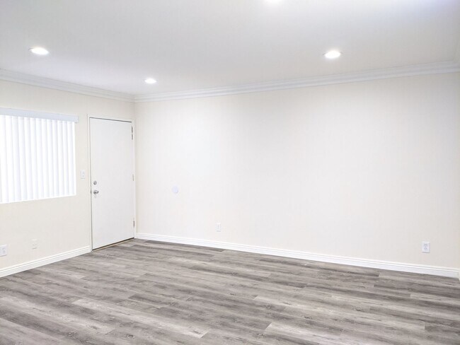 Foto del interior - Spacious Units available - Great Location! -- Hollywood