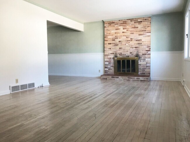 Building Photo - 5 bedroom, 2.5 bath home with garage