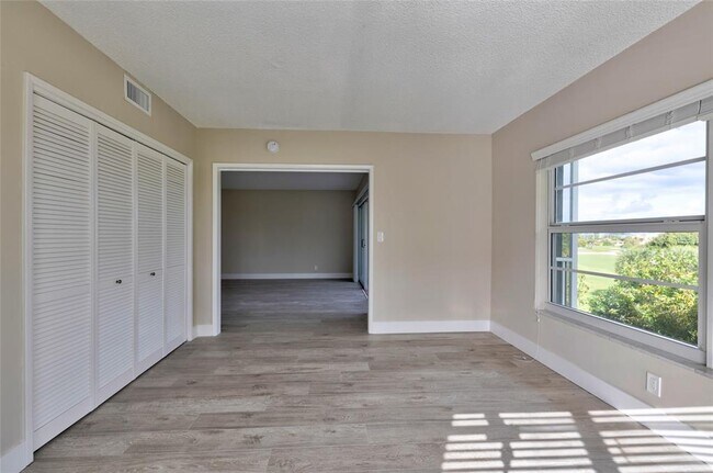 Foto del edificio - 2800 N Palm Aire Dr