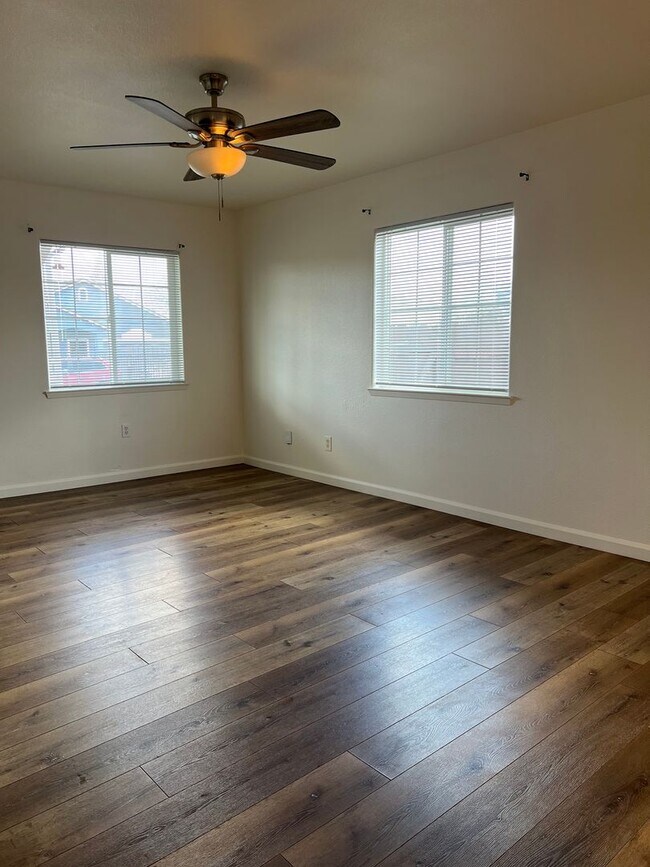 Foto del edificio - UPDATED 3 BEDROOM HOUSE WITH LARGE BACKYARD!