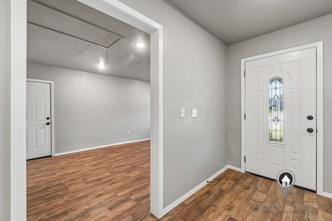 Building Photo - Charming 3 Bedroom Home +BONUS Room with Spacious Backyard