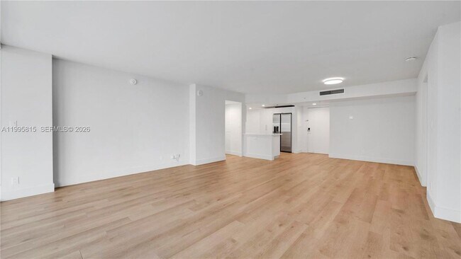 Foto del edificio - 555 NE 34th St