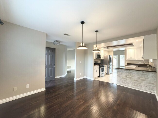 Building Photo - Single Level in Murray Mission!