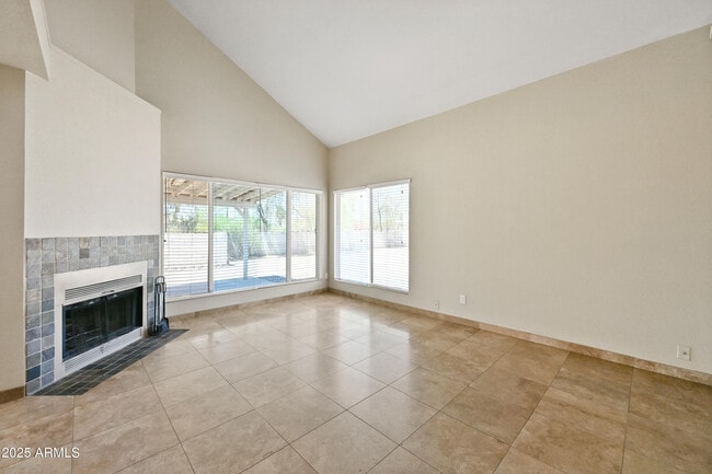 Building Photo - 1022 W Estrella Dr