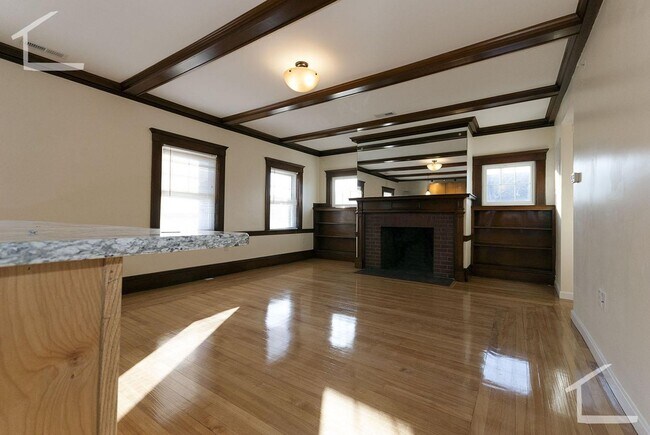 Foto del edificio - No Brokers Fee, High-End Kitchen Appliances, Central heat/AC, Laundry on a Site