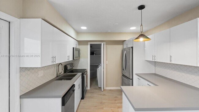 Foto del edificio - 7211 Shalimar St
