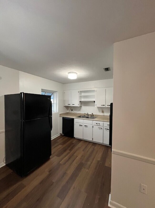 Building Photo - 3 bedroom 2 bathroom newly renovated!