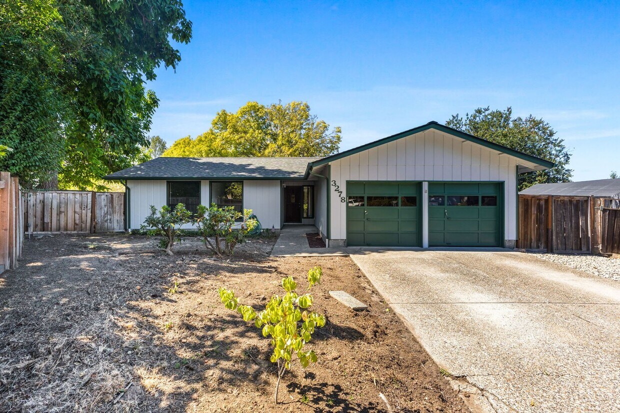 Foto principal - Charming 3-bedroom 2-bathroom Home