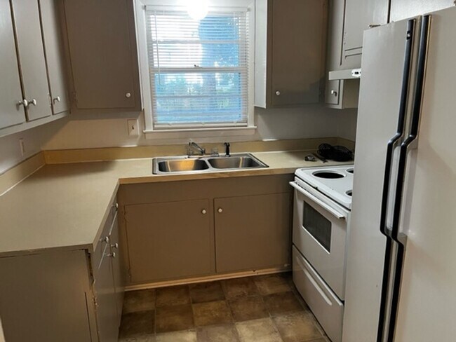 Building Photo - 3BD/1B House / Close to VSU