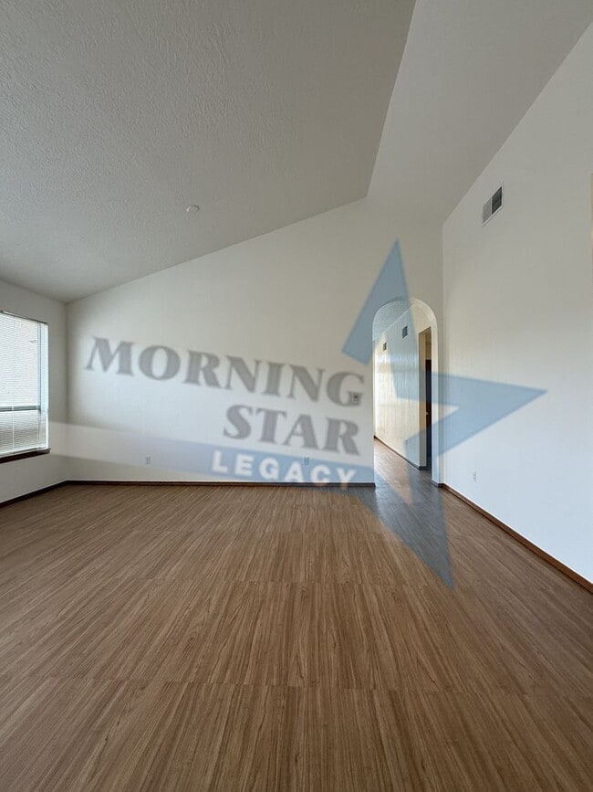 Building Photo - Move-in Special! Charming Home with Mountain Views!