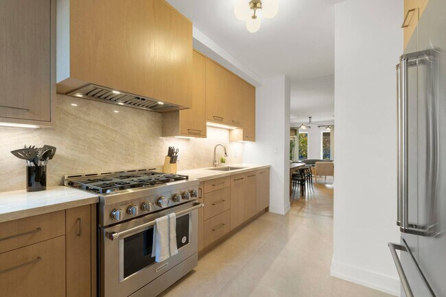 Building Photo - 24 Denison Square