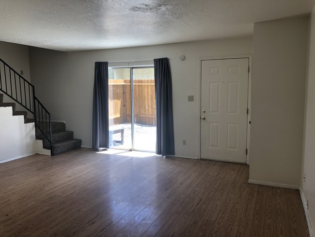 Building Photo - Spacious 2 bedroom with attached garage!