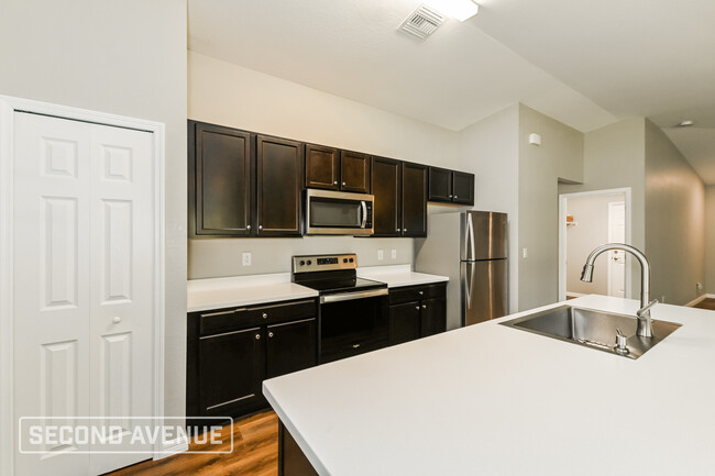 Building Photo - 40 Ponoka St