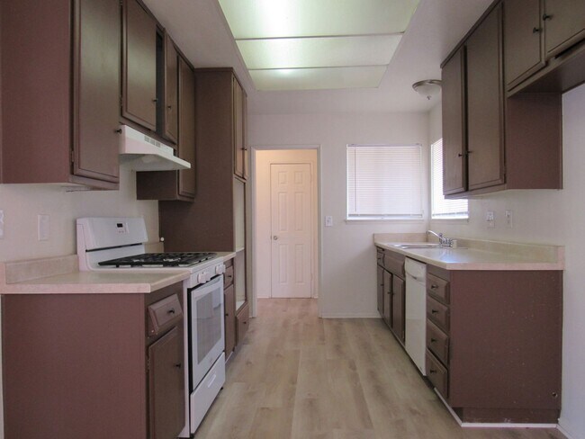 Building Photo - (APPLICATION PENDING) East Lancaster Home