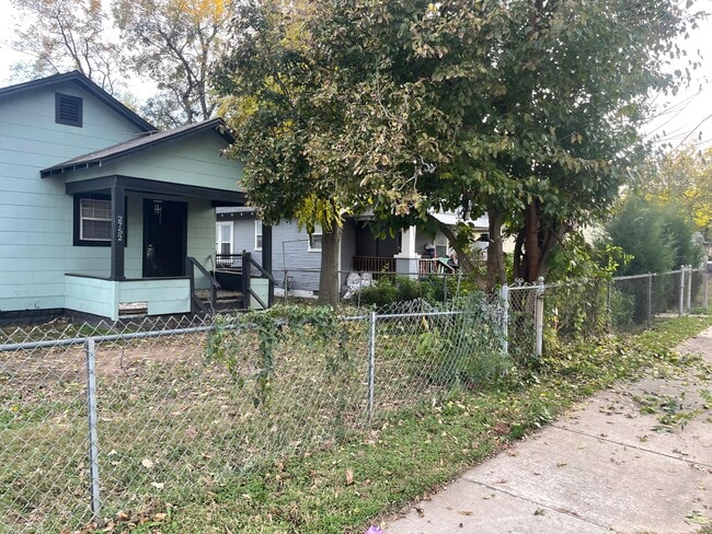 Building Photo - 2752 E Archer St