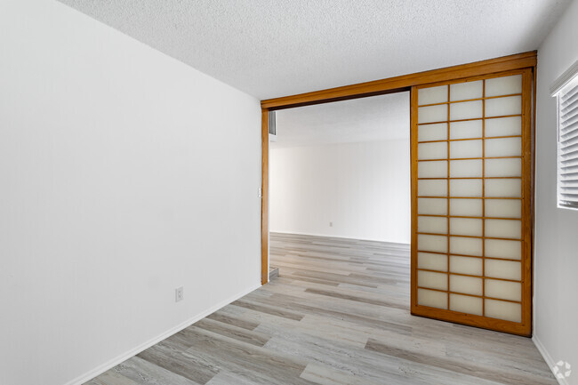 1BR, 1BA + Den - 1000 SF - 2220 S Beverly Glen Blvd